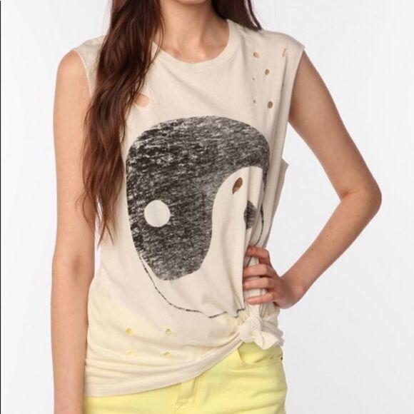 Yin/Yang graphic tank  - Picture 1 of 2